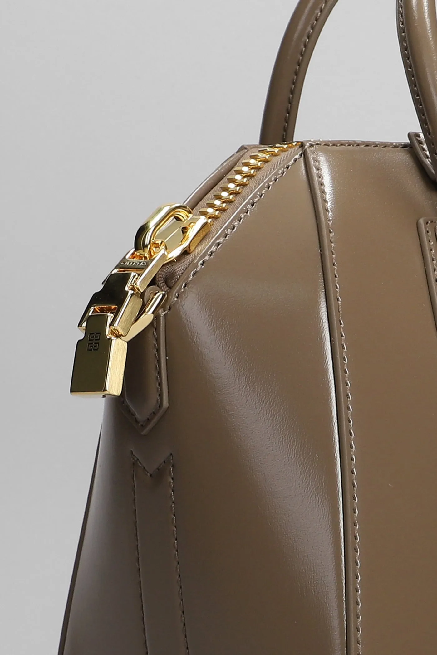 Antigona Shoulder bag in taupe leather