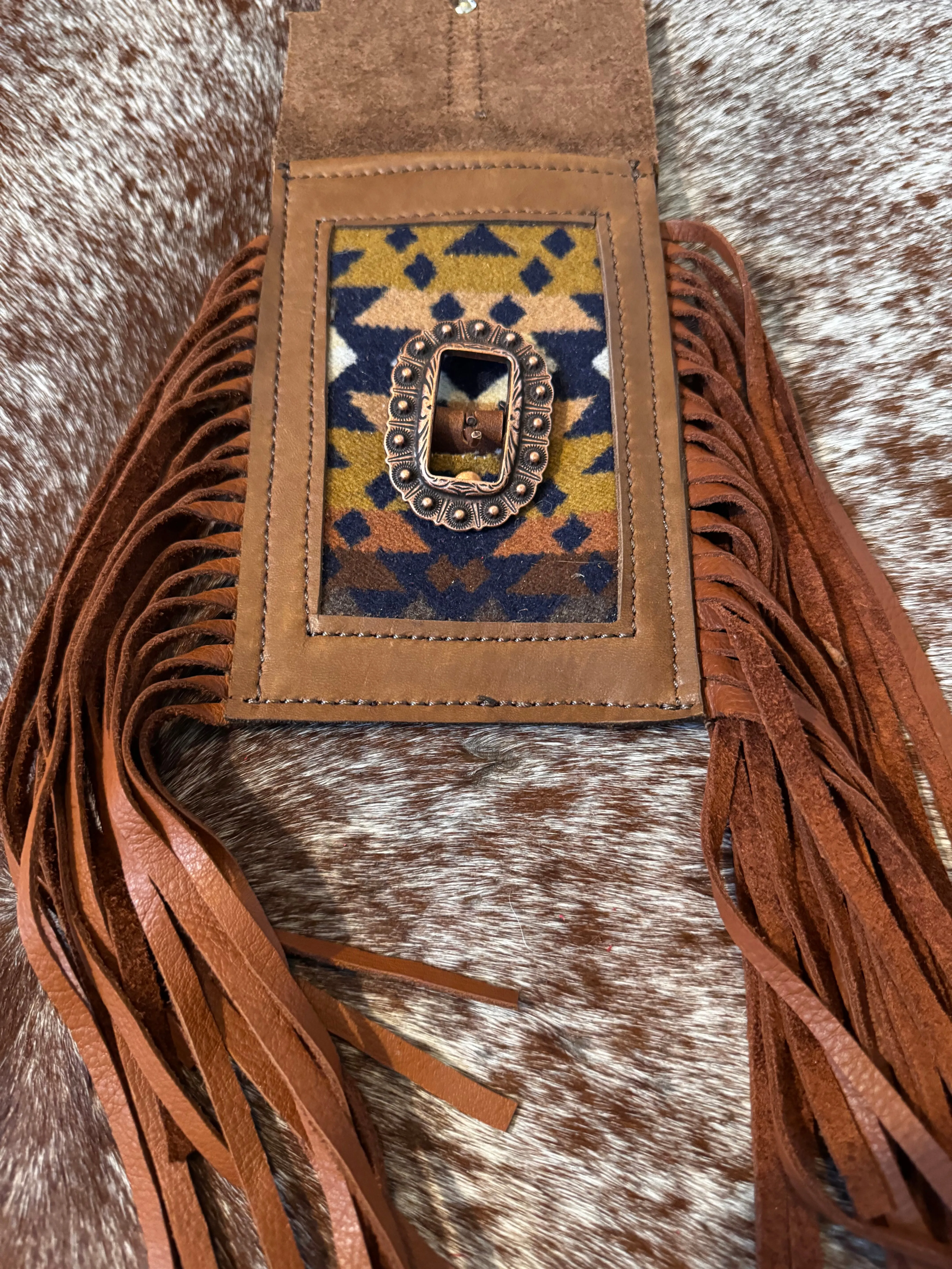 Back cinch saddle cell phone holder