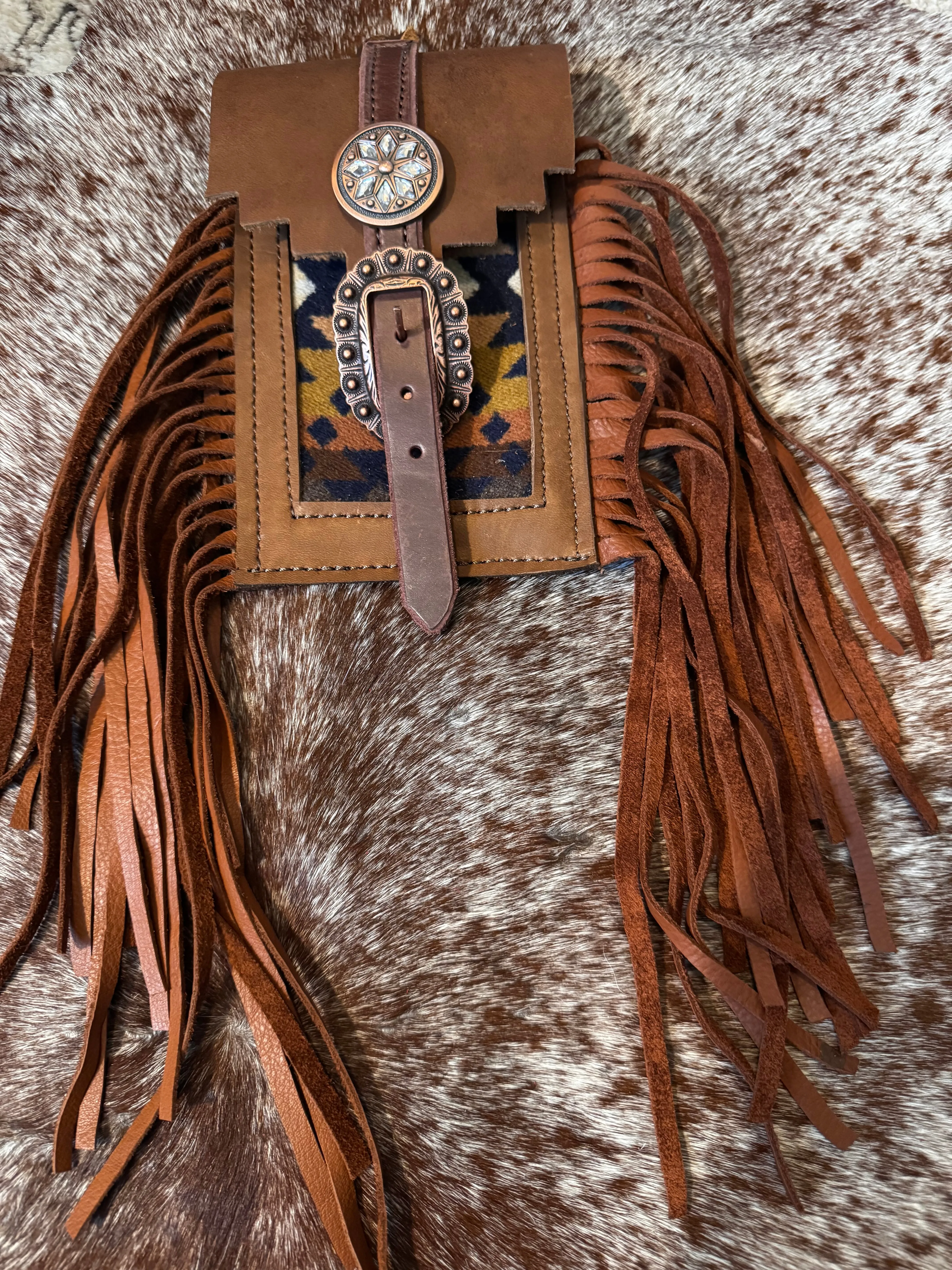 Back cinch saddle cell phone holder