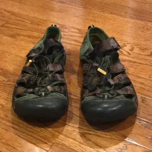 BOYS SIZE 5 CAMO KEENS!