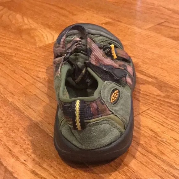 BOYS SIZE 5 CAMO KEENS!