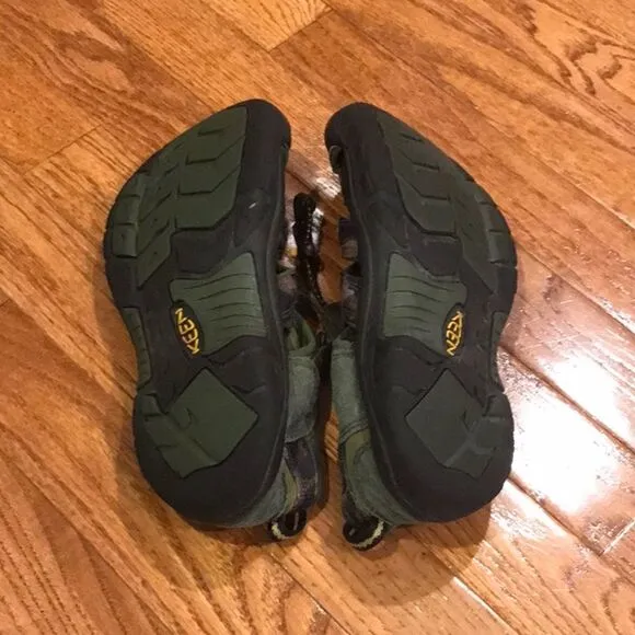 BOYS SIZE 5 CAMO KEENS!