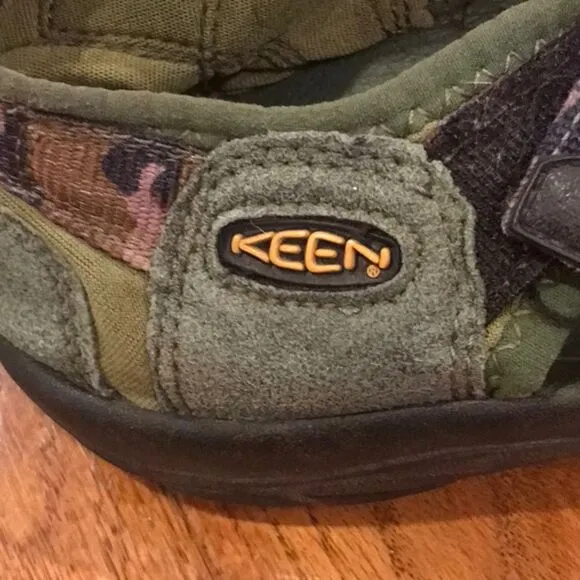 BOYS SIZE 5 CAMO KEENS!