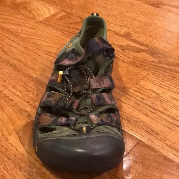 BOYS SIZE 5 CAMO KEENS!