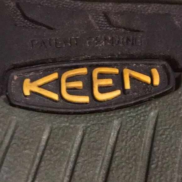 BOYS SIZE 5 CAMO KEENS!