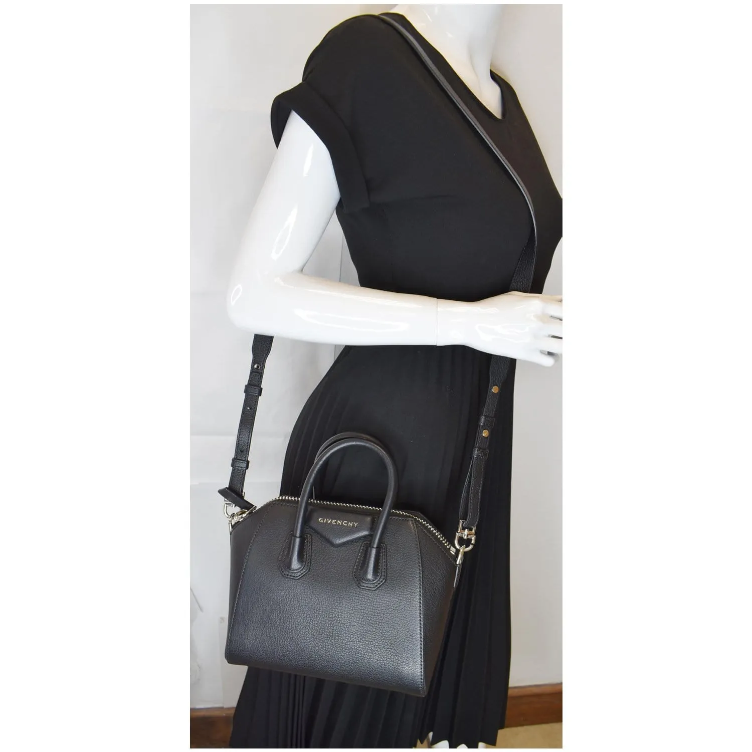 GIVENCHY Antigona Mini Grained Leather Shoulder Bag Black