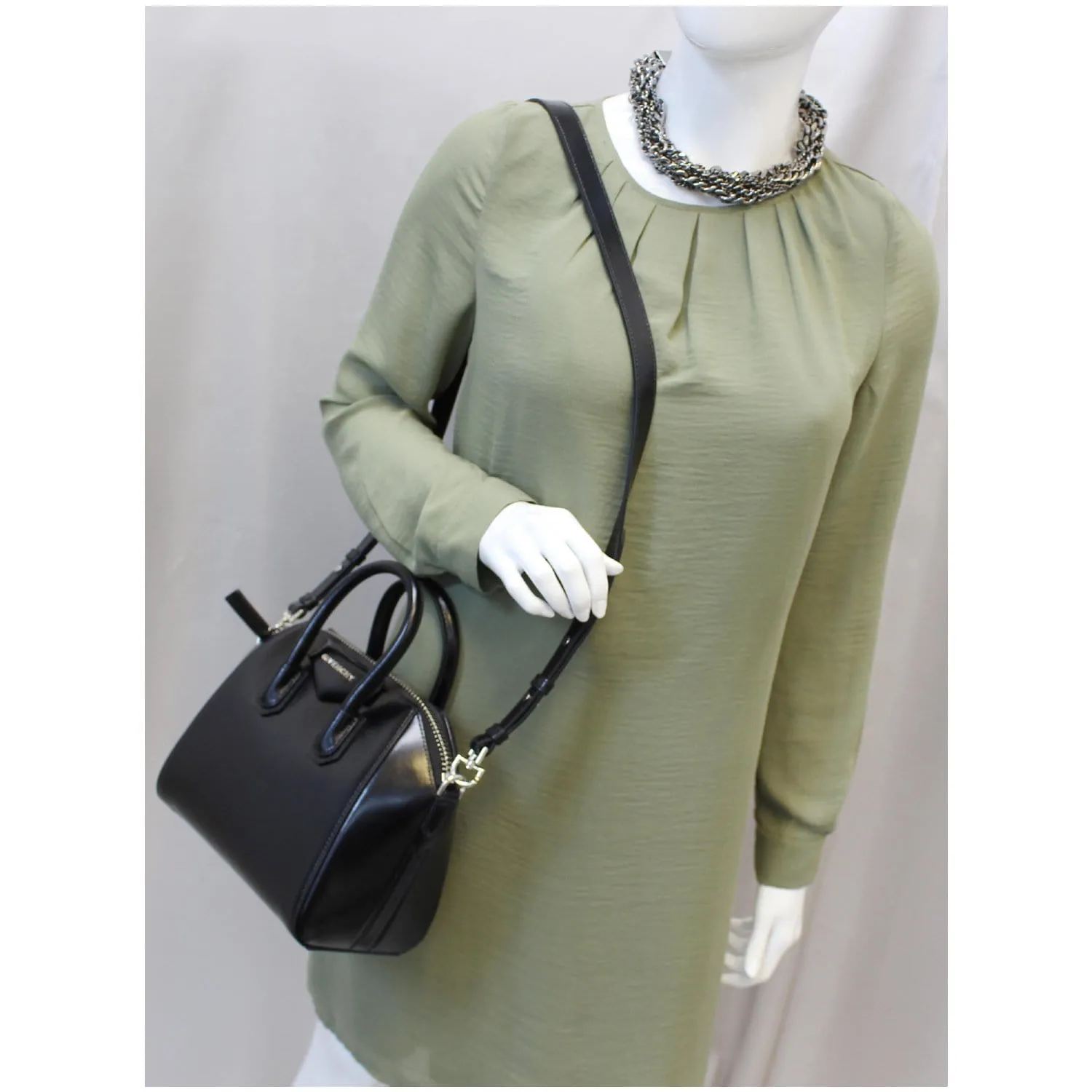 GIVENCHY Antigona Small Calfskin Leather Shoulder Bag Black