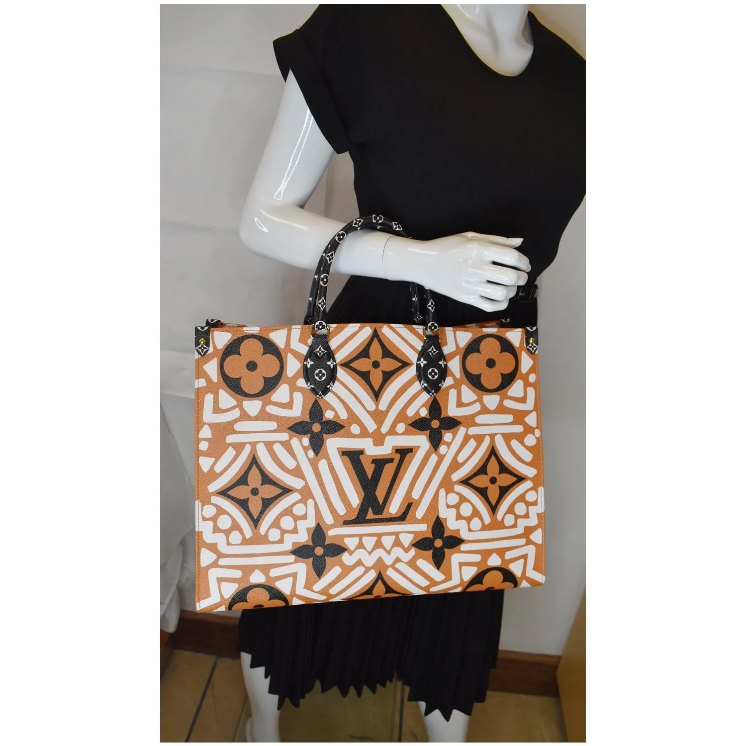LOUIS VUITTON Onthego GM Crafty Monogram Giant Canvas Shoulder Bag Caramel