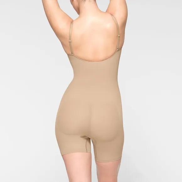 SKIMS SEAMLESS SCULPT MID THIGH BODYSUIT in Clay NEW